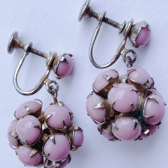 VTG 50s Pink Milk Glass Cluster Earrings Screwback Mid Century Moonglow Style - Picture 3 of 7